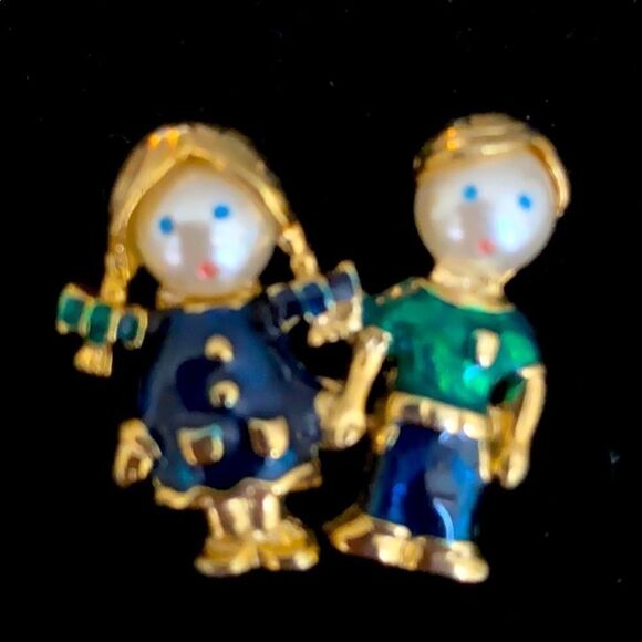 Boy & Girl Pin/Brooch Holding Hands. Blue & Green. Size 1" x 1". - Picture 2 of 2